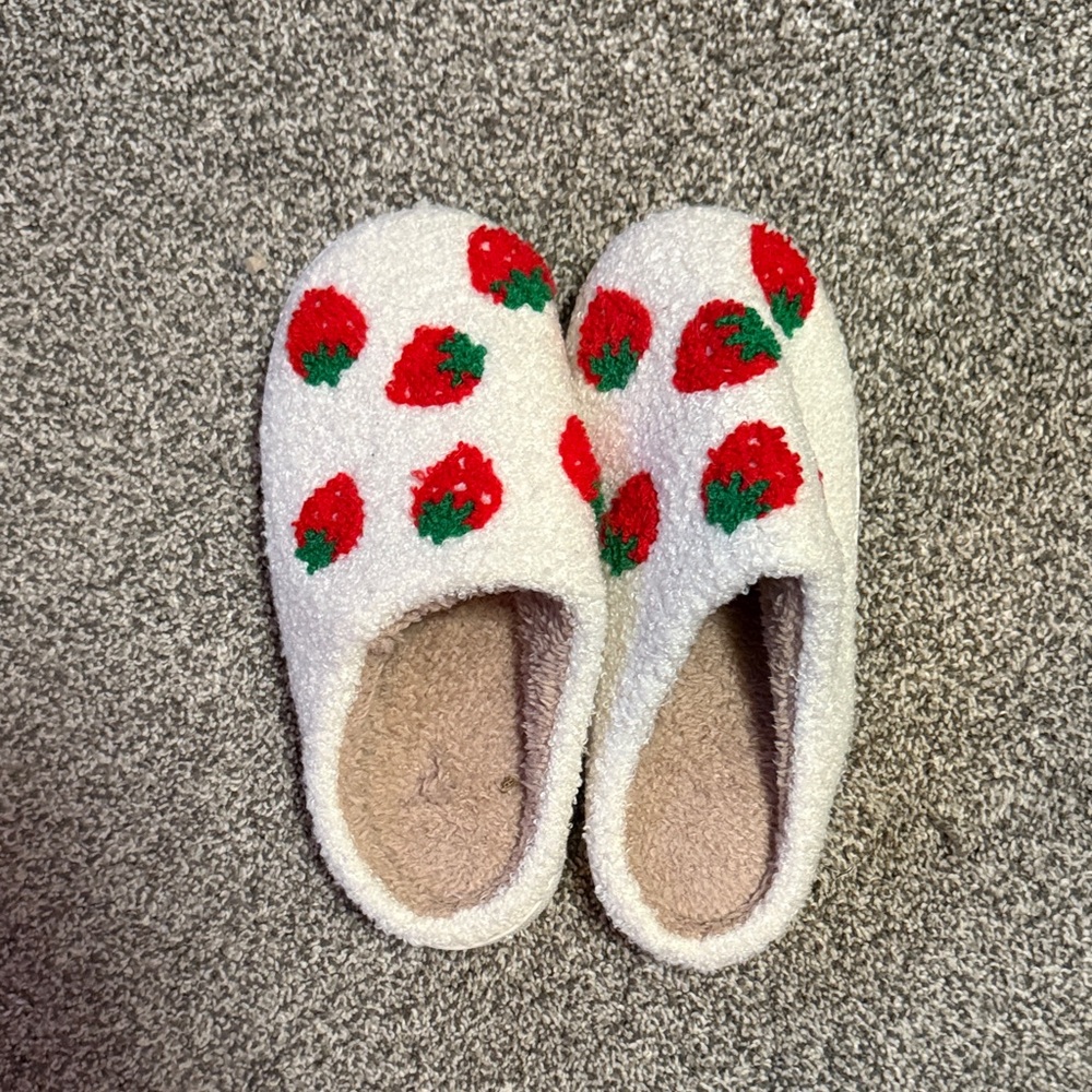 Cozy Strawberry Pattern Slippers